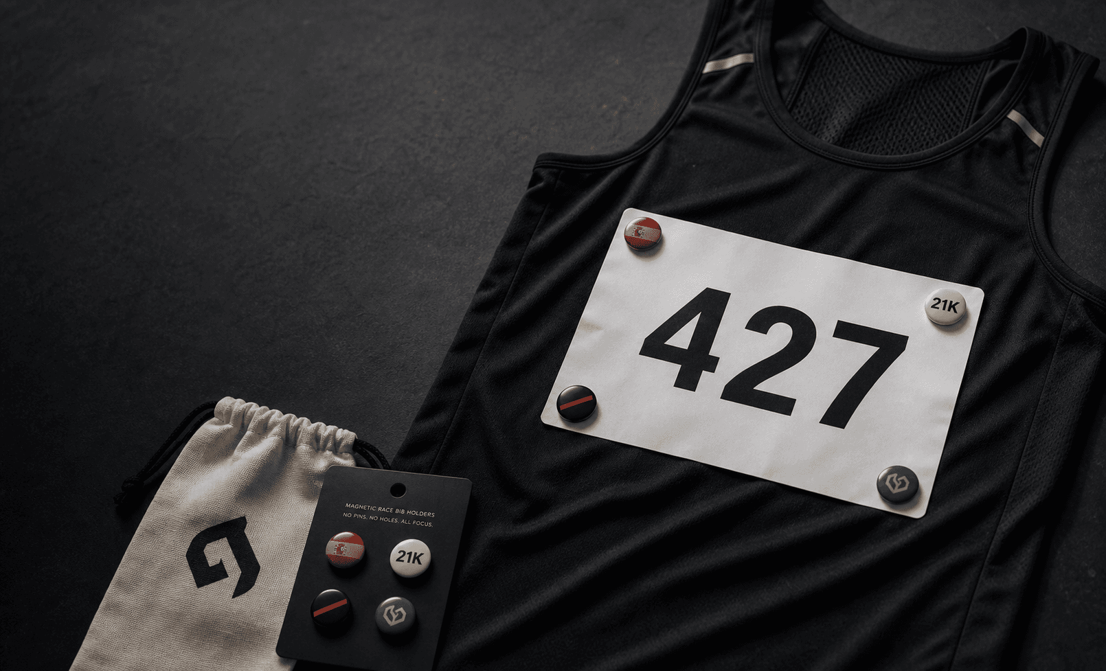 Portadorsal magnético premium BIBLOK sobre camiseta técnica y bolsa de tela