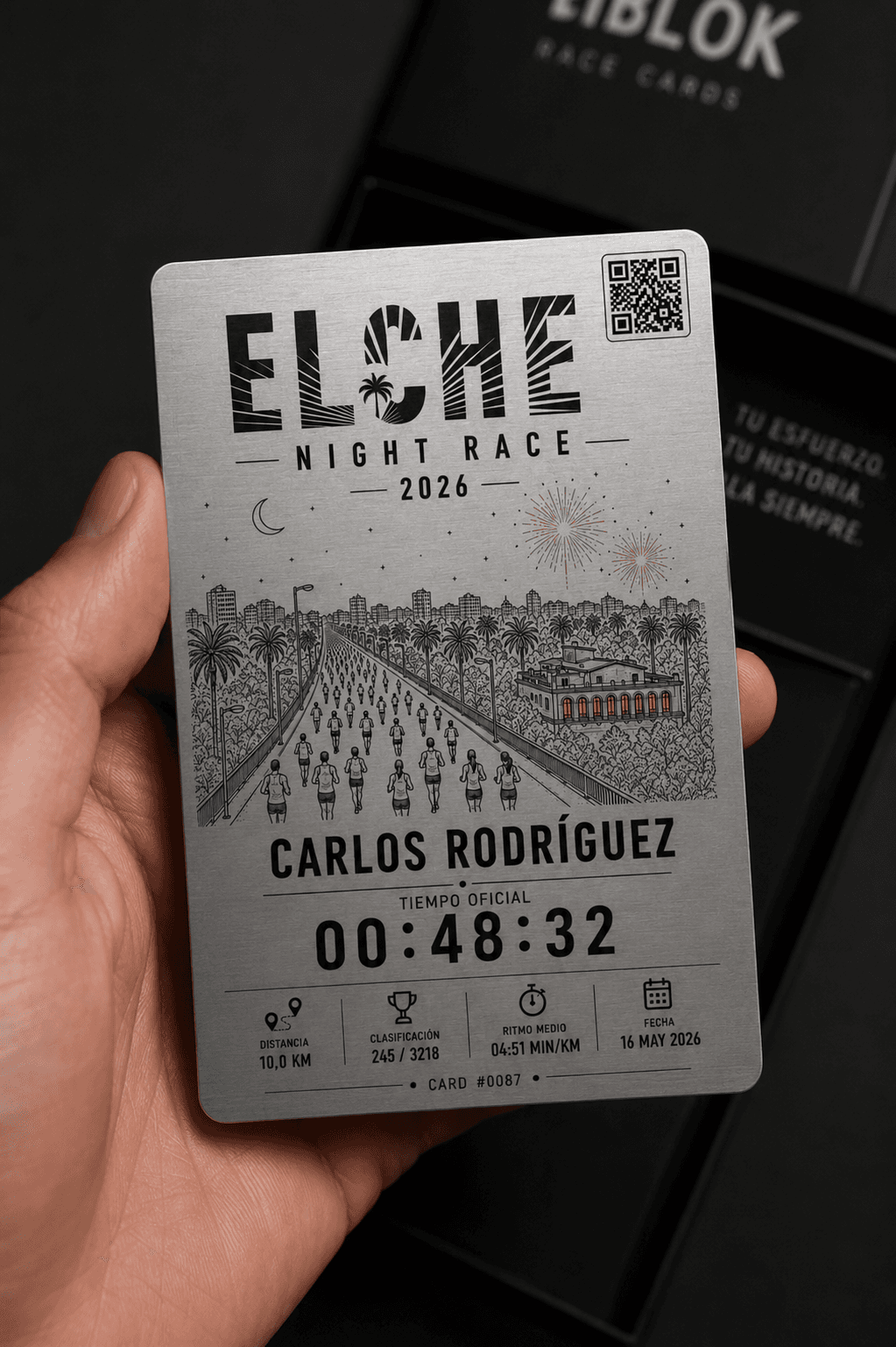 Race Card BIBLOK de aluminio premium sostenida en la mano con caja de fondo